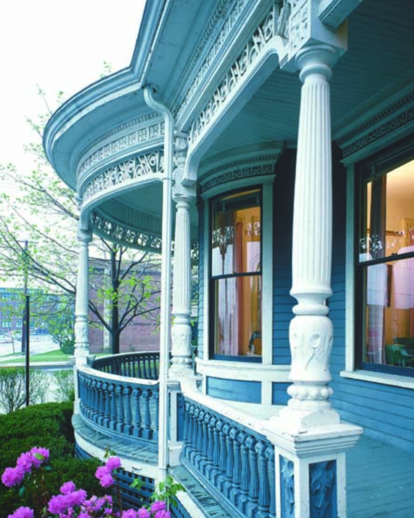 Balkon depan dengan pagar klasik